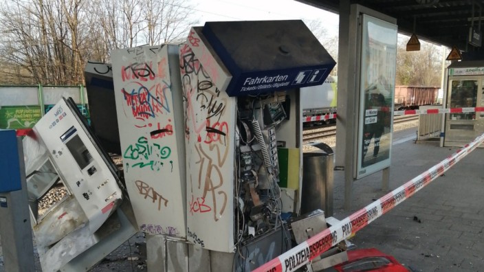 Gronsdorf: Zwei Ticketautomaten der Münchner S-Bahn sind in Gronsdorf in die Luft gejagt worden.