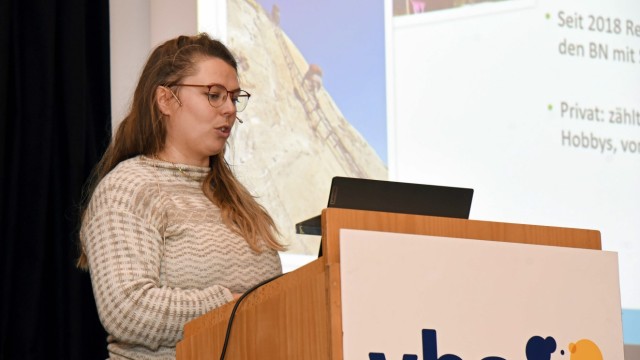 Aktion der Volkshochschule: Annemarie Räder vom Bund Naturschutz spricht in ihrem Vortrag über die wichtige Rolle der Alpen und darüber, wie der Klimawandel sie bedroht.