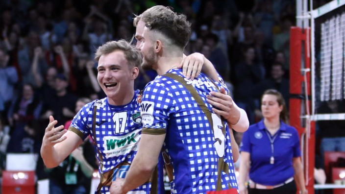 Volleyball-Bundesliga: Herrschings Libero Leonard Graven (li.) freut sich mit Außenangreifer Jonas Sagstetter über die drei Punkte gegen Giesen.