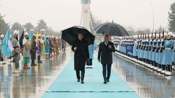 Türkei: Finnlands Präsident Sauli Niinistö reiste zur Einigung über den Nato-Beitritt seines Landes zu Amtskollege Recep Tayyip Erdoğan in den Istanbuler Regen.