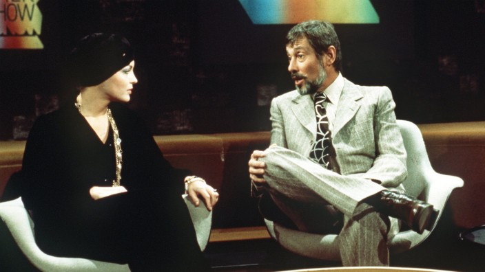 50 Jahre Talkshow: Der Moderator Dietmar Schönherr mit Romy Schneider während der Talkshow "Je später der Abend" im Jahr 1974.