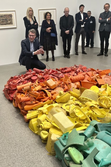 Kolumne "Das ist schön": Minister Markus Blume in der Pinakothek der Moderne vor einer Arbeit des Bildhauers Tony Cragg, beim Empfang zu Ehren des Künstlers.