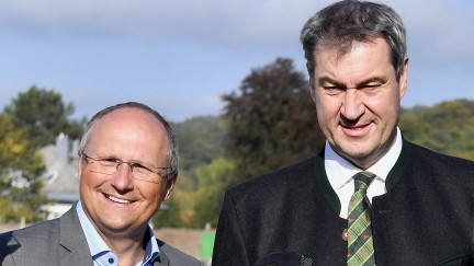 Nepomuk: Herrschings Strahlemann: Bürgermeister Christian Schiller verliert selten sein Lächeln - nicht einmal, wenn er hinter Bayerns Ministerpräsident Markus Söder stehen muss.