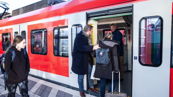 Fürstenfeldbruck: Den Fuß in der Tür: Andreas Lohde kümmert sich darum, dass den Pendlern die S-Bahn nicht vor der Nase wegfährt. Bei der Gelegenheit gibt's Müsliriegel und Flyer.