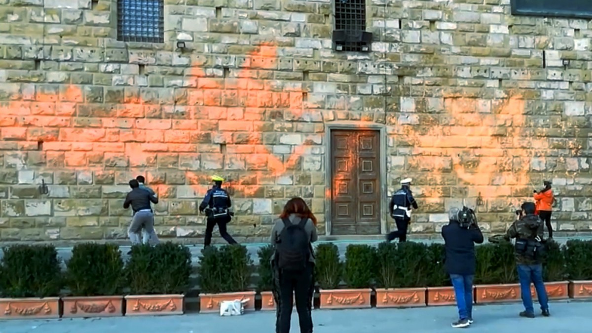 Florence: Mayor attacks climate activists who spray palace in politics
