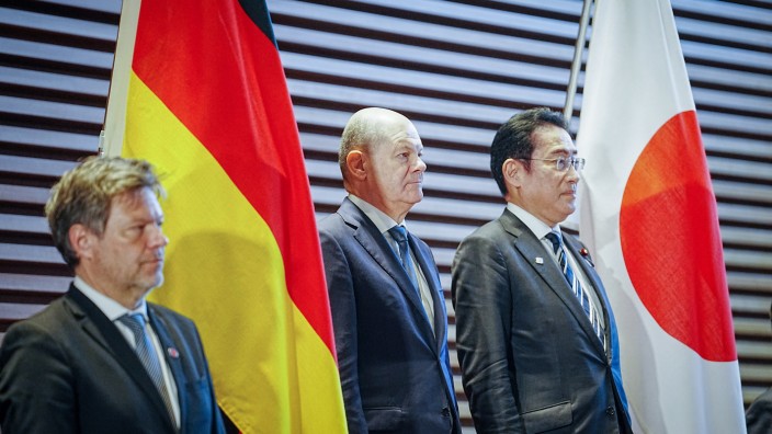 Diplomatie: Mit "lieber Olaf" und "lieber Fumio" reden sich Olaf Scholz (Mitte) und der japanische Ministerpräsident Fumio Kishida (rechts) gegenseitig an. Auch Kabinettskollegen wie Bundeswirtschaftsminister Habeck sind bei der Regierungskonsultationen in Tokio dabei.