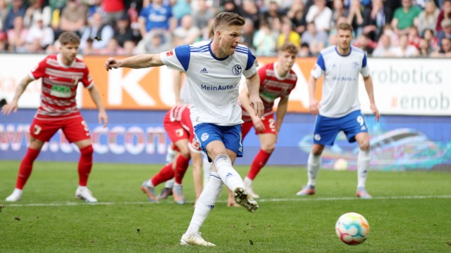 25. Bundesliga-Spieltag: Wieder nicht verloren: Marius Bülter trifft in der Nachspielzeit vom Punkt zum 1:1.