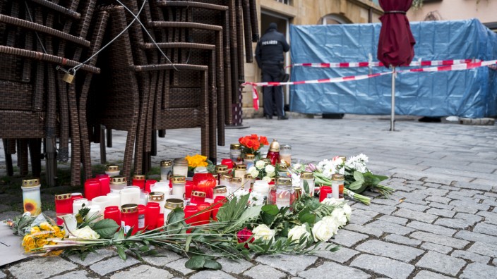 Getötete Blumenhändlerin in Oberfranken: Auf dem Platz vor dem Blumengeschäft in Lichtenfels haben Trauernde Blumen und Kerzen niedergelegt.