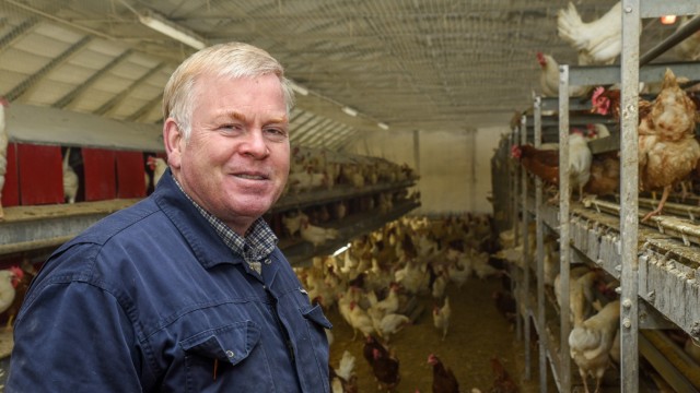 H5N1-Virus: Geflügelzüchter Michael Häsch setzt auf seinem Betrieb in Dietramszell auf strenge Hygienemaßnahmen.