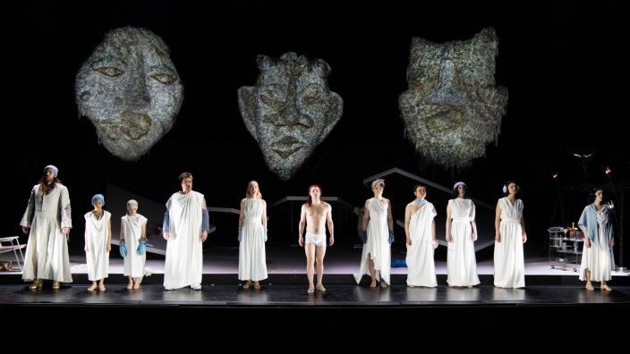 Oper: "Achill unter den Mädchen" - und unter großen Masken: die Bühne im Prinzregententheater.