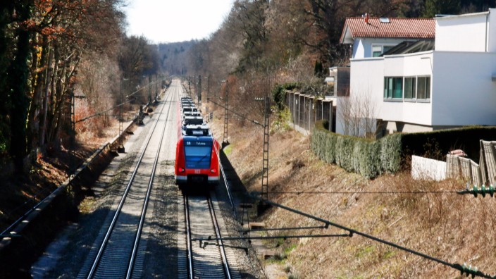 Seeanbindung Starnberg: Die Bahngleise verlaufen beim Oberen Seeweg in Starnberg recht nah entlang der Wohnbebauung.