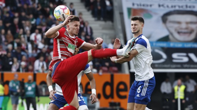 Abstiegskampf: Mit harten Bandagen: Kurz nach dem Augsburger Führungstor trifft Ermedin Demirovic (links) den Schalker Tom Krauß im Gesicht - und wird vom Platz gestellt.