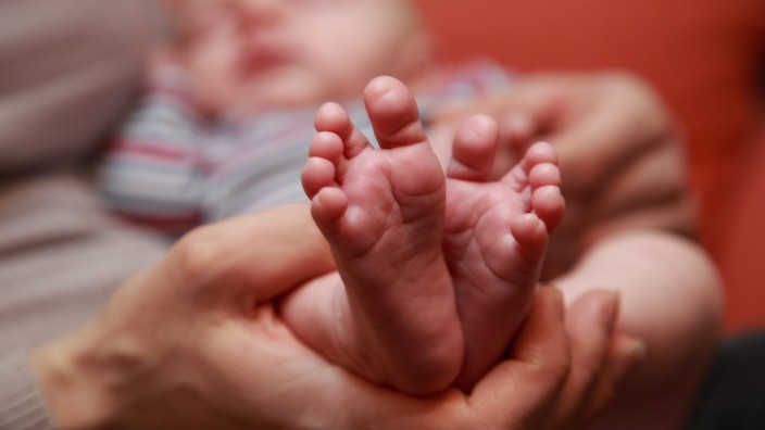 Debatte um künstliche Befruchtung: Polnisches Baby nach der Geburt: Die Opposition hat den unerfüllten Kinderwunsch vieler Paare als Wahlkampfthema entdeckt.