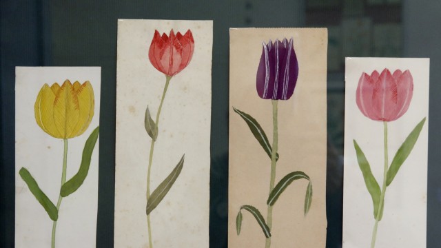 Ausstellung "Flower Power": Diese Tulpen-Motive stammen aus dem Jahr 1943.