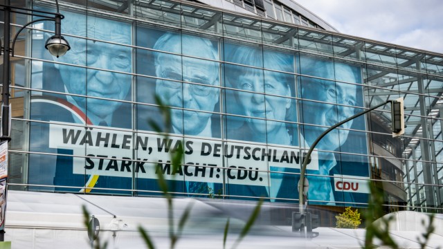 Das Politische Buch: Die Ahnengalerie des Konservatismus: Am Adenauer-Haus hängen Porträts von Konrad Adenauer, Helmut Kohl und Angela Merkel. Weil es im Wahlkampf 2021 war, ist ganz rechts auch noch Armin Laschet zu sehen. Da müsste man sich nun gegebenenfalls Friedrich Merz vorstellen.