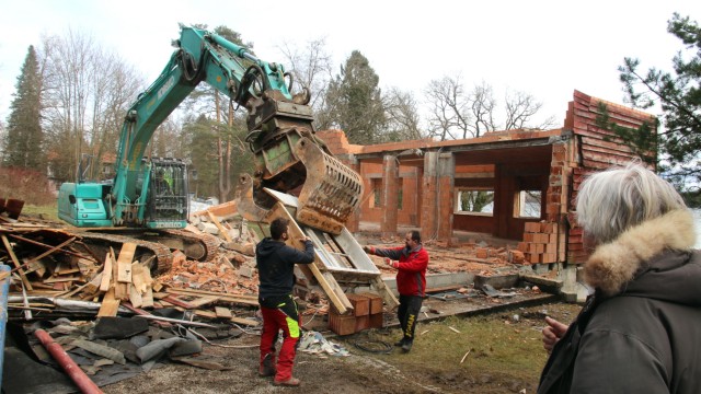 Künstlerdomizil im Fünfseenland: Das Ende des Hans-Beat-Wieland-Hauses in Eching: Vor einer Woche wurde das Gebäude abgerissen.