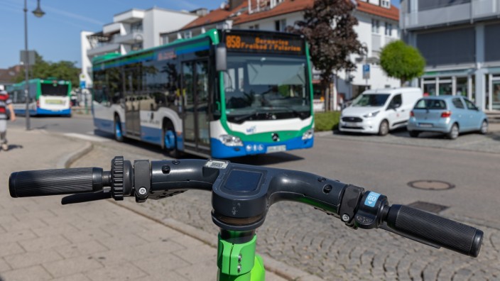 Öffentlicher Nahverkehr: Verschiedene Mobilitätsangebote: Roller und Bus.