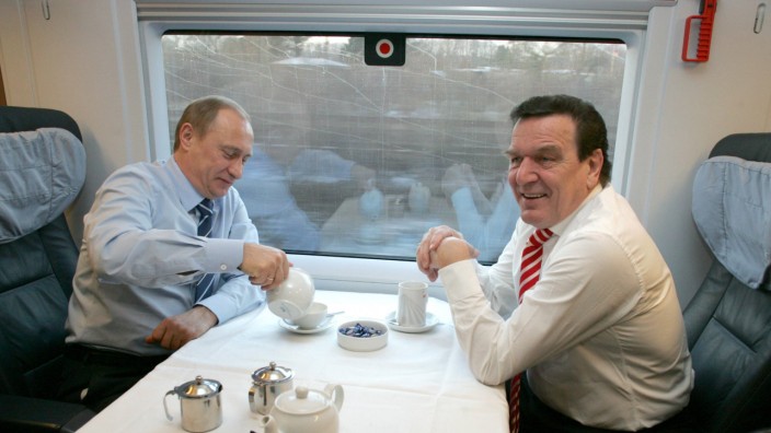 Das Politische Buch: In die Abhängigkeit von Russland gefahren: Bundeskanzler Gerhard Schröder und der russische Präsident Wladimir Putin im Jahr 2004 in einem ICE.