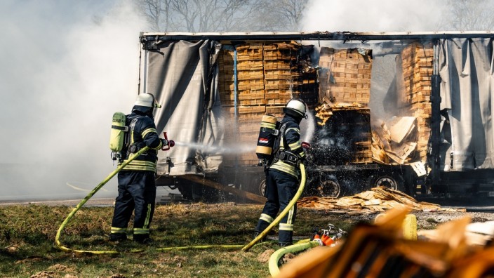 Sulzemoos: Mit Löschrohren und schwerem Atemschutzgerät bringen die Einsatzkräfte der örtlichen Feuerwehren den Brand schnell unter Kontrolle.