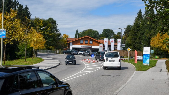 Stadtentwicklung: Die rot-weiß markierten Provisorien an der Kreuzung von Bichler Straße und Karlstraße werden nun in Granit dauerhaft ausgeführt.