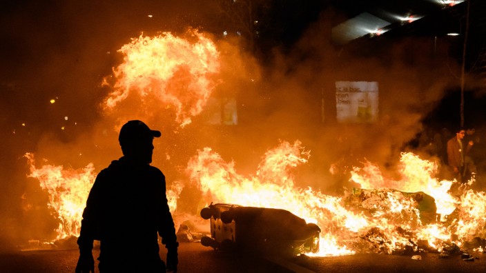 Proteste und Misstrauensanträge: Bei Protesten in Paris am Samstag verbrennen Demonstranten den herumliegenden Müll.