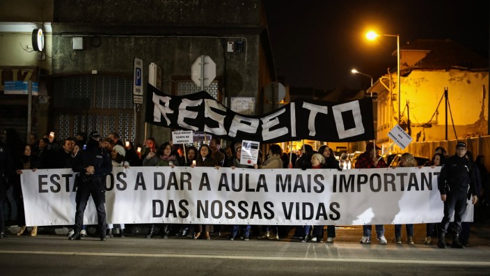 Lehrkräfte warten im Februar nahe dem Stadttheater in Matosinhos auf Premier António Costa, der dort an einer Debatte über die Wohnungslage teilnehmen wird.