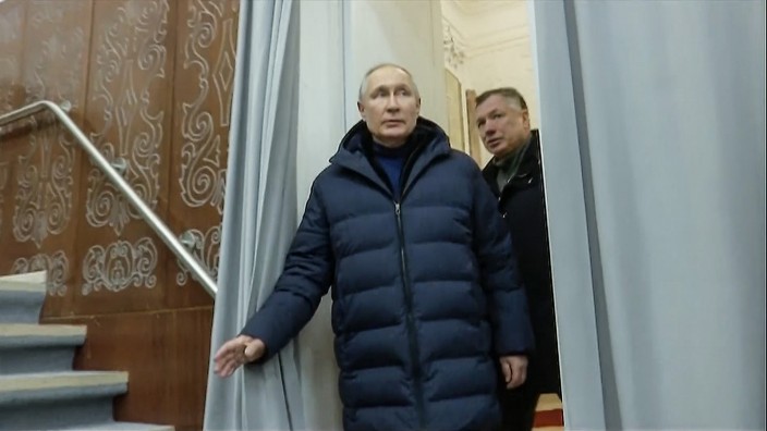 Krieg in der Ukraine: Putins Besuch in Mariupol, wie ihn die russische Propaganda sieht: Der russische Präsident (links) in Begleitung des stellvertretenden Ministerpräsidenten Marat Chusnullin.