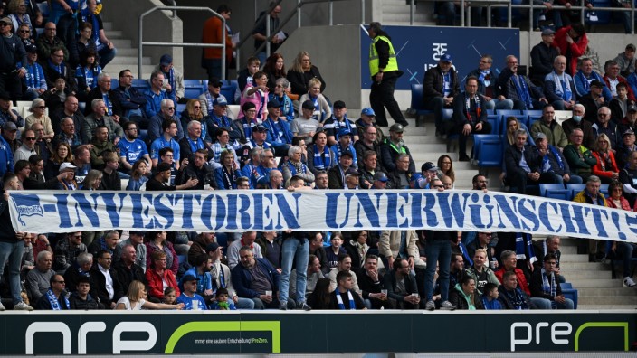 Hertha BSC: Klare Ansage: Hertha-Fans grüßen per Plakat beim Auswärtsspiel in Hoffenheim.