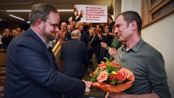 Fürstenfeldbruck: Andreas Lohde (links) gratuliert Christian Götz, der von seiner BBV schon einen Blumenstrauß überreicht bekommen hat.
