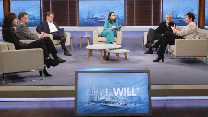 "Anne Will": Moderatorin Anne Will diskutierte am Sonntagabend mit ihren Gästen über die Lehren, die Deutschland aus der Zeitenwende ziehen sollte.