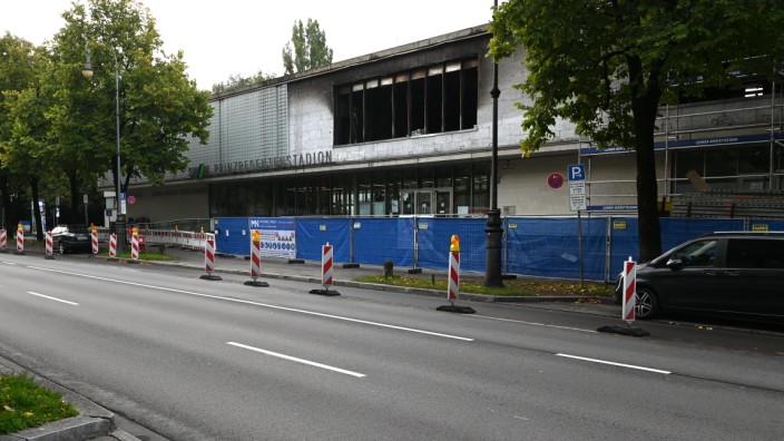 Stadtwerke München: Der Schaden ist immer noch da: Ein Bild aus dem vergangenen Sommer nach dem Brand im Prinzregentenbad - mittlerweile ist die Fassade abgedeckt.