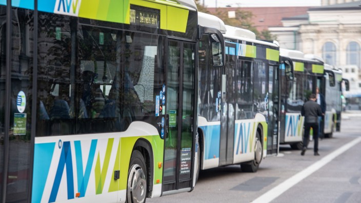 Tarifverhandlungen: Busse des Augsburger Verkehrsverbunds. Seit einigen Wochen wird in vielen bayerischen Städten immer wieder der Nahverkehr bestreikt.