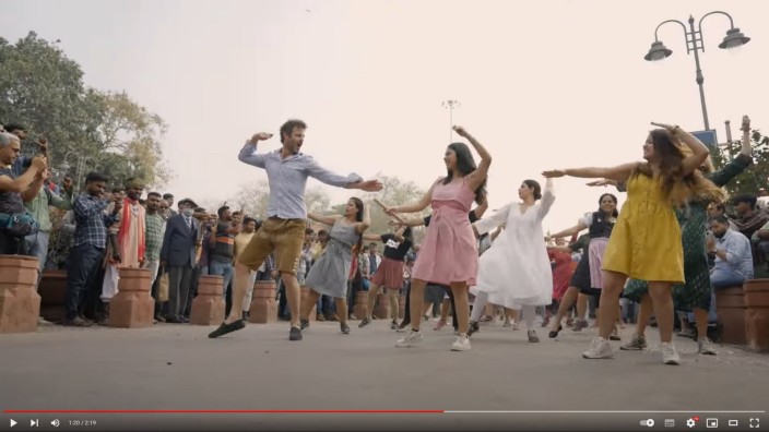 Stilkritik: So sieht es aus, wenn die deutsche Botschaft in Neu-Delhi zu einem Bollywood-Song tanzt.
