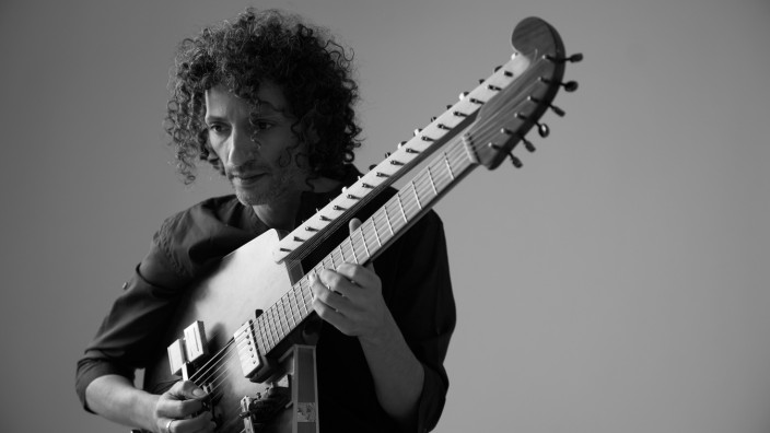 Welt-Jazz: Seine "Whale Guitar", eine Kreuzung aus Gitarre und Sitar, hat Ofer Mizrahi selbst entworfen.