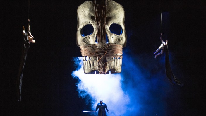 Oper "Idomeneo" in Berlin: In Mozarts "Idomeneo" sind alle vom Tod bedroht, der sich auf der Bühne unübersehbar breitmacht.