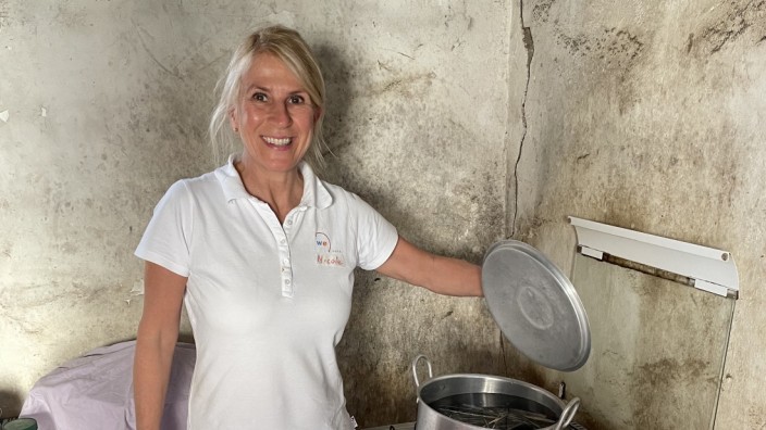 Berg am Starnberger See: Desinfizieren im Kochtopf: Die Zahnärztin Nicole Gsell aus Berg war für einen humanitären Einsatz drei Wochen in Gambia.
