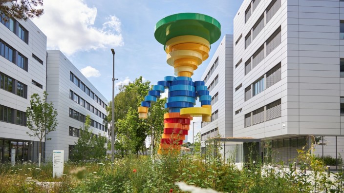 Erlangen: Mit der Figur "The Entwurf" will Siemens Farbe in den neuen Stadtteil bringen.