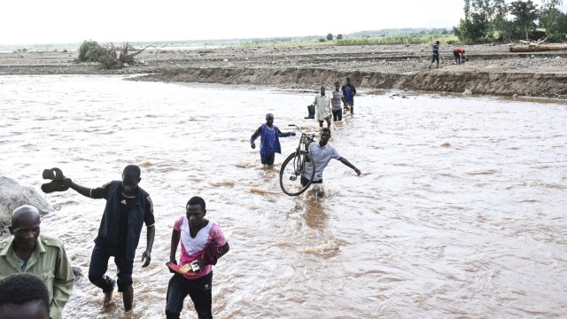 Tropensturm in Afrika: Menschen waten durch die Fluten im Süden von Malawi. Das Land wurde besonders schlimm getroffen.