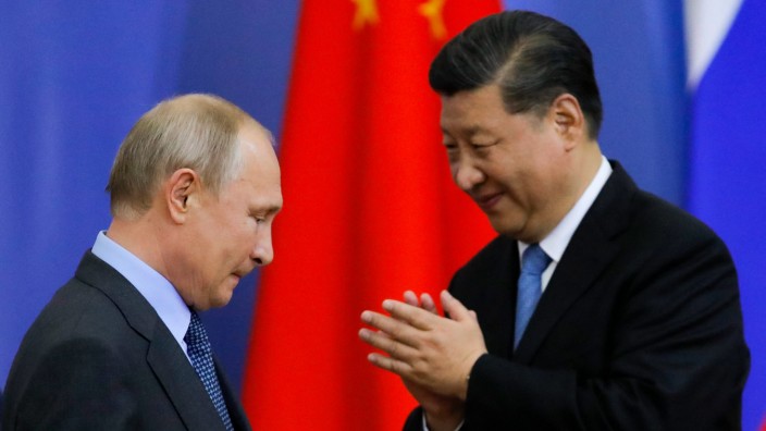 China und Russland: Manche Experten sehen Russlands Präsidenten schon auf dem Weg, "ein Vasall" Pekings zu werden: Wladimir Putin (links) und Xi Jinping im Jahr 2019 in Sankt Petersburg.
