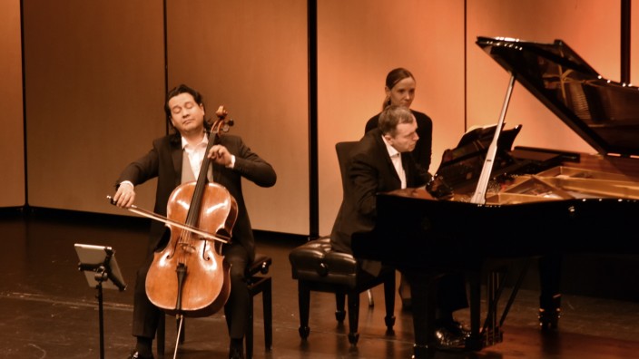 Klassik: Emotionale Botschaften: Claudio Bohórquez am Violoncello und Pianist Péter Nagy bei ihrem Konzert im Fürstenfeldbrucker Stadtsaal.