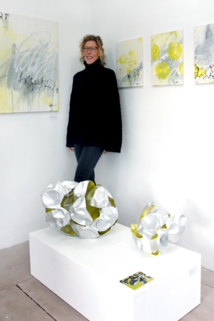 Ausstellung in Utting: Cornelia Hesse mit ihren Skulpturen aus Tetra-Paks (im Vordergrund).