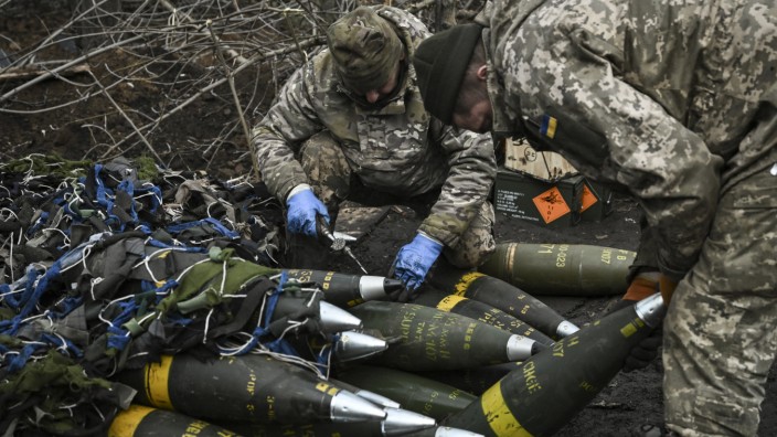 Waffenlieferungen: Ukrainische Soldaten bereiten sich nahe Bachmut darauf vor, auf russische Stellungen an der Frontlinie zu feuern.