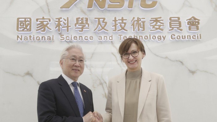 Wissenschaft: Zwei Forschungsminister unter sich: Bettina Stark-Watzinger mit Wu Tsung-tsong bei ihrem Treffen in Taipeh.