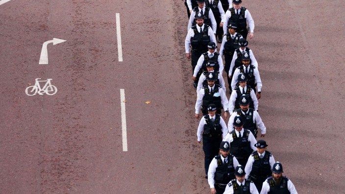 Großbritannien: Die Londoner Polizei, im Bild bei den Trauerfeierlichkeiten für Königin Elizabeth II., kommt in einem Untersuchungsbericht gar nicht gut weg.