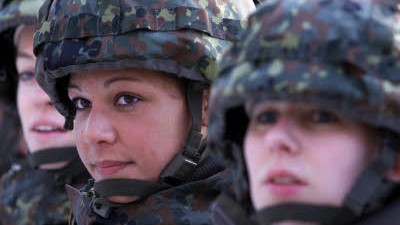 UN: Aktion gegen Frauendiskriminierung: Auch das gehört zur Gleichberechtigung: Rekrutinnen der Bundeswehr.