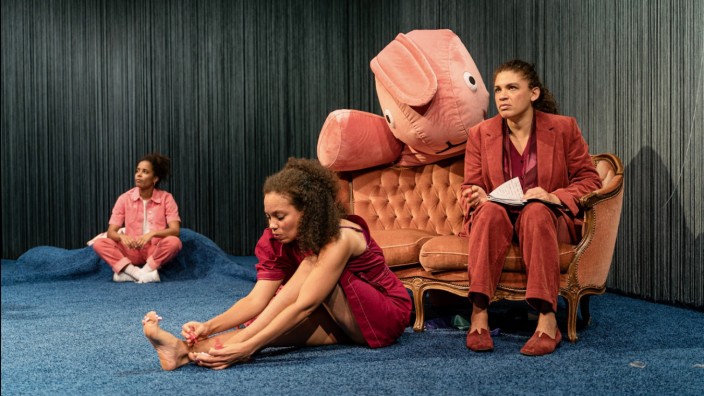 Mülheimer Theatertage 2023: "Sistas!" vom Kollektiv Glossy Pain ist an Tschechows "Drei Schwestern" angelehnt.