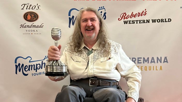 Sensationelle Ehrung: Stolzer Gewinner: Bruno Theil mit dem "Ameripolitan Music Award" für seinen Rattlesnake Saloon