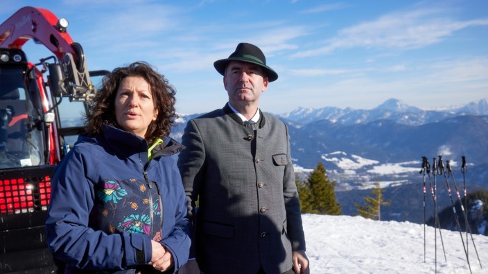 Wintersaison 2022/2023: Geschäftsführerin Antonia Asenstorfer warb mit Bayerns Wirtschaftsminister Hubert Aiwanger (FW) kurz vor Beginn der Faschingsferien am Brauneck für den Skisport.