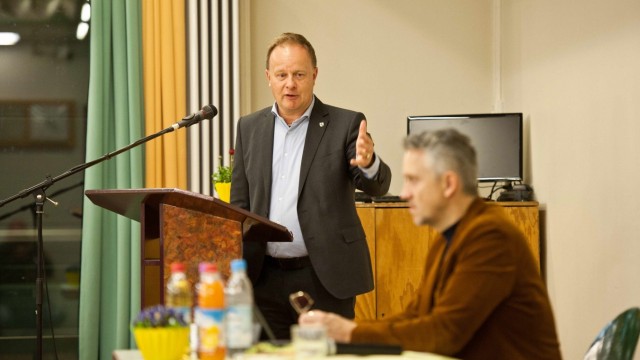 Gesundheit im Landkreis: Landrat Robert Niedergesäß (am Rednerpult) und Landtagsabgeordneter Thomas Huber (beide CSU) standen den Teilnehmerinnen und Teilnehmern des Pflegegipfels am Montagabend Rede und Antwort.
