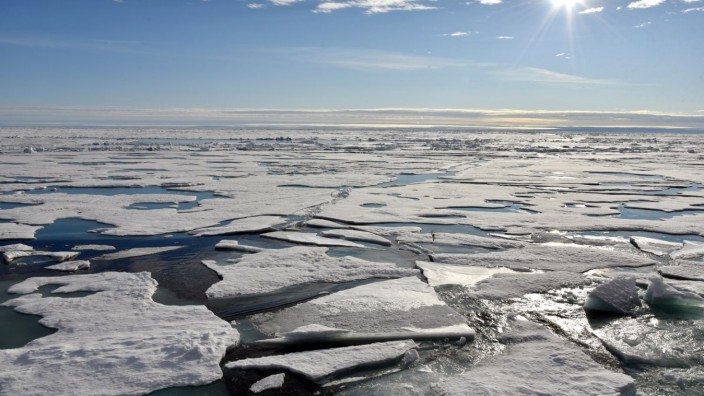 Klimawandel: Eisplatten schwimmen auf dem Arktischen Ozean.